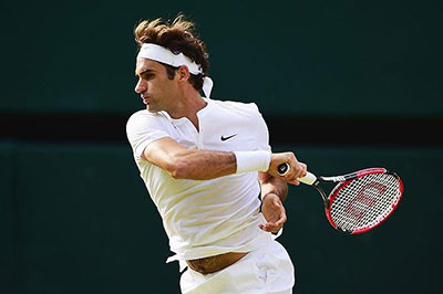 Roger Federer returning the ball to Djokovic