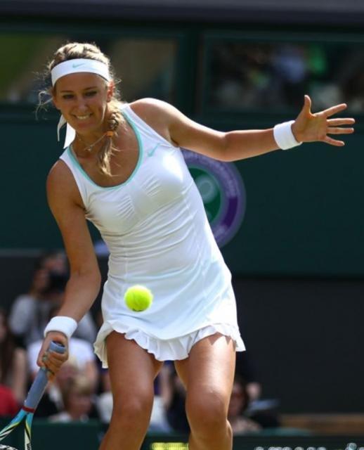 Vica Azarenka dropping back shoulder.